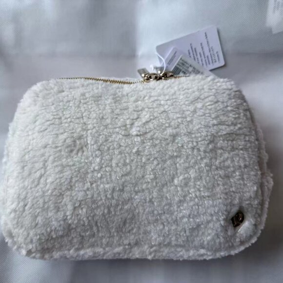 NWT Lululemon Everywhere Belt Bag Large *Fleece *2L WHTO/GOLD - Picture 1 of 4